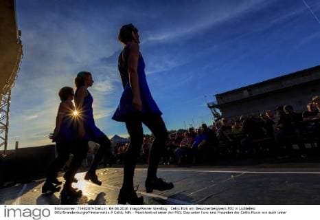 Celtic Folk am Besucherbergwerk F60 in Lichtefeld DEU Brandenburgh Finsterwalde Â Celtic Folk - Musikfestival unter der F60: Das unter Fans und Freunden der Celtic Music wie auch unter Bands und Künstlern sehr beliebte Festival erlebt 2016 seine 10. Auflage. Von traditionellem Irish Folk reicht das musikalische und künstlerische Spektrum über feurige, krachende Tänze, große Balladen aus den schottischen Highlands bis zum modernen frischen Celtic Rock und Speed Folk. Die Abraumförderbrücke F60 wurde im Mai 2002 als Besucherbergwerk und technisches Denkmal zugänglich gemacht. Das technische Denkmal F60 liegt am Dorf Lichterfeld bei Finsterwalde (Lausitz) und hat eine Laenge von 502 Metern. Das Tagebaugrossgerät aus dem ehemaligen Braunkohletagebau Klettwitz ist rund 11 000 Tonnen schwer und 80 Meter hoch. Seit der Eröffnung als Museum hat sich der liegende Eiffelturm zu