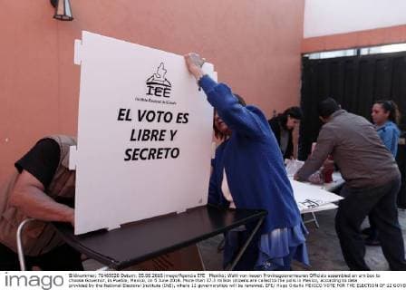 Mexiko: Wahl von neuen Provinzgouverneuren Officials assembled an urn box to choose Governor, in Puebla, Mexico, on 5 June 2016. More than 37.3 million citizens are called to the polls in Mexico, according to data provided by the National Electoral Institute (INE), where 12 governorships will be renewed. EFE Hugo Ortuño MEXICO VOTE FOR THE ELECTION OF 12 GOVERNORS !ACHTUNG: NUR REDAKTIONELLE NUTZUNG!  MEX01 20160605-636007586599553726