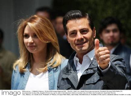 Mexiko: Wahl von neuen Provinzgouverneuren President Enrique Peña Nieto (R) accompanied by his wife, Angelica Rivera (L) go to vote in the elections held on to elect who will form the Constituent Assembly Mexico City, Mexico, on 5 June 2016. President of Mexico, Enrique Peña Nieto, said today that elections in 14 states of the country advance without incident on a day that wanted to reaffirm the democratic vocation of the nation. EFE Mario Guzman PENA NIETO ANNOUNCES THAT ARE CELEBRATED ELECTIONS WITHOUT MAJOR INCIDENT !ACHTUNG: NUR REDAKTIONELLE NUTZUNG!  mex01 20160605-636007596493541726