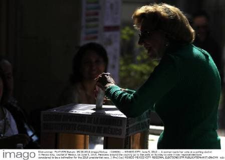 (160606) -- MEXICO CITY, June 5, 2016 -- A woman casts her vote at a polling station in Mexico City, capital of Mexico, on June 5, 2016. Mexicans around the country go to the polls on Sunday to vote in key regional elections considered to be a bellwether for the 2018 presidential race. ) (fnc) (ce) MEXICO-MEXICO CITY-REGIONAL ELECTIONS STR 