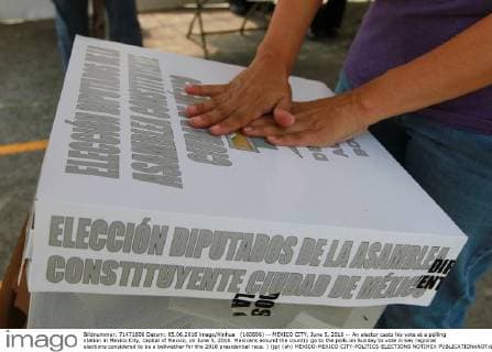 (160606) -- MEXICO CITY, June 5, 2016 -- An elector casts his vote at a polling station in Mexico City, capital of Mexico, on June 5, 2016. Mexicans around the country go to the polls on Sunday to vote in key regional elections considered to be a bellwether for the 2018 presidential race. ) (jp) (ah) MEXICO-MEXICO CITY-POLITICS-ELECTIONS NOTIMEX 