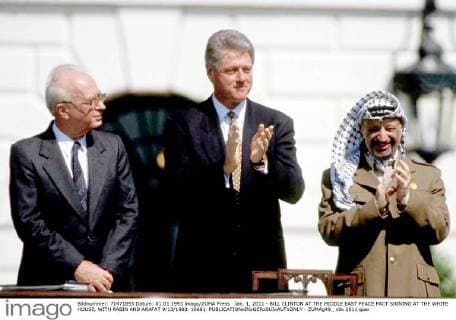 Jan. 1, 2011 - BILL CLINTON AT THE MIDDLE EAST PEACE PACT SIGNING AT THE WHITE HOUSE, WITH RABIN AND ARAFAT 9 13 1993. 16681. - ZUMAg49_