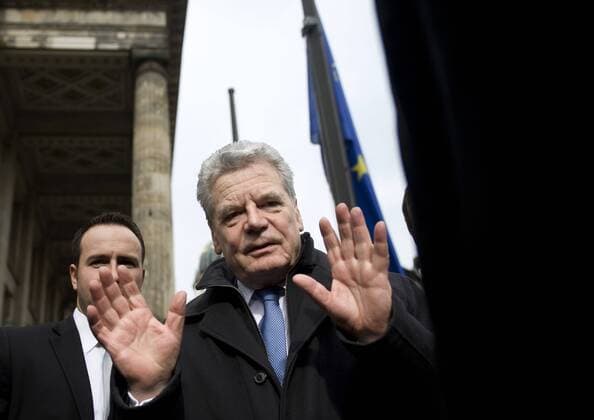 Gauck - Gedenkveranstaltung Opfer rechtsextremistischer Gewalt DEU, Deutschland, Germany, Berlin, 23.02.2012 Joachim Gauck, designierter Bundespraesident, nach der Gedenkveranstaltung fuer die Opfer rechtsextremistischer Gewalt im Berliner Konzerthaus am Gendarmenmarkt in Berlin. Die Veranstaltung steht im Zusammenhang mit den Morden der rechtsextremen Zwickauer Terrorzelle NSU, wendet sich gegen Neonazis und den Einfluss der NPD, gegen den allgemeinen Rassismus und spricht sich fuer die Solidaritaet mit den Opfern aus. Gegen Rechte Gruppe, Partei, Symbol, Symbolbild, Symbolfoto, symbolisch, Faschismus, Nationalismus, Neofaschismus, Rechtsradikal, Extremismus, Rechtsradikalismus, Neo-Faschismus, Faschisten, Nazi, Nazis, Neonazis, Neonazi, Neonazismus, rechtsextremistische Partei, rechts, Rechte Gruppierung, rechtspopulismus, rechtsextrem, Rechtsextremist, Rechtsextreme, Rechtsextremisten