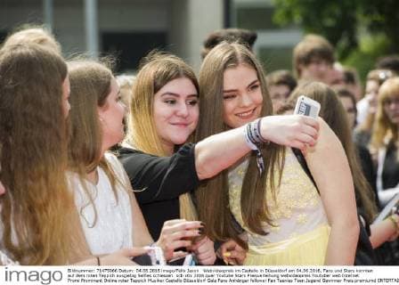 Webvideopreis im Castello in Düsseldorf am 04.06.2016. Fans und Stars konnten auf dem roten Teppich ausgiebig Selfies schiessen.