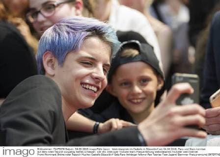 Webvideopreis im Castello in Düsseldorf am 04.06.2016. Fans und Stars konnten auf dem roten Teppich ausgiebig Selfies schiessen.