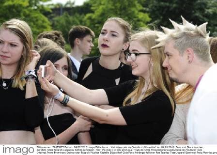 Webvideopreis im Castello in Düsseldorf am 04.06.2016. Fans und Stars konnten auf dem roten Teppich ausgiebig Selfies schiessen. Hier: Manniac