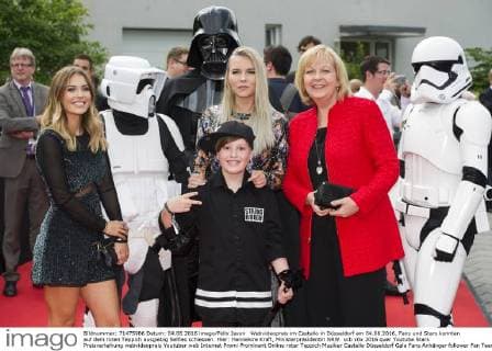 Webvideopreis im Castello in Düsseldorf am 04.06.2016. Fans und Stars konnten auf dem roten Teppich ausgiebig Selfies schiessen. Hier: Hannelore Kraft, Ministerpräsidentin NRW.