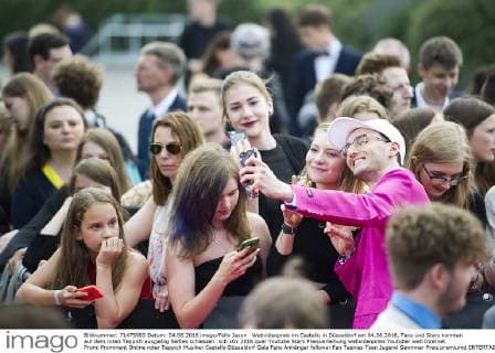 Webvideopreis im Castello in Düsseldorf am 04.06.2016. Fans und Stars konnten auf dem roten Teppich ausgiebig Selfies schiessen.