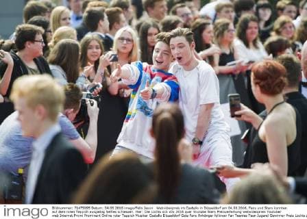 Webvideopreis im Castello in Düsseldorf am 04.06.2016. Fans und Stars konnten auf dem roten Teppich ausgiebig Selfies schiessen. Hier: Die Lochis