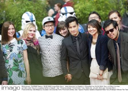 Webvideopreis im Castello in Düsseldorf am 04.06.2016. Fans und Stars konnten auf dem roten Teppich ausgiebig Selfies schiessen. Hier: Filmproduzenten T7pro Vi-Dan Tran, Shawn Bu.
