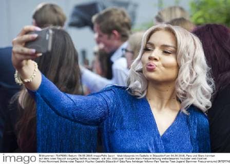 Webvideopreis im Castello in Düsseldorf am 04.06.2016. Fans und Stars konnten auf dem roten Teppich ausgiebig Selfies schiessen.