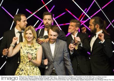 Webvideopreis im Castello in Düsseldorf am 04.06.2016. Fans und Stars konnten auf dem roten Teppich ausgiebig Selfies schiessen. Hier: Fabian Siegismund und Das Netzwerk, youtuber.