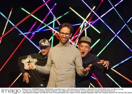 Webvideopreis im Castello in Düsseldorf am 04.06.2016. Fans und Stars konnten auf dem roten Teppich ausgiebig Selfies schiessen. Hier: Sebastian Linda youtuber