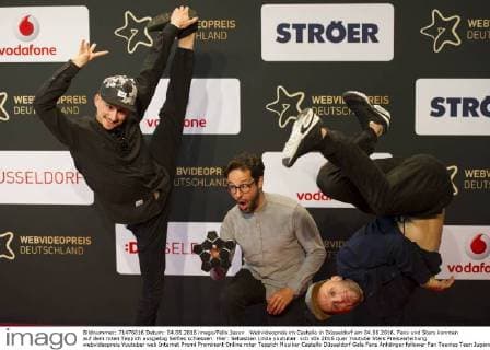 Webvideopreis im Castello in Düsseldorf am 04.06.2016. Fans und Stars konnten auf dem roten Teppich ausgiebig Selfies schiessen. Hier: Sebastian Linda youtuber