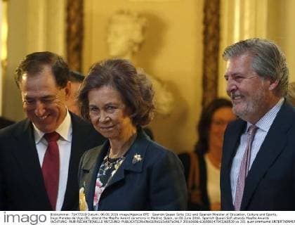 Spanish Queen Sofia (2L) and Spanish Minister of Education, Culture and Sports, Inigo Mendez de Vigo (R), attend the Mapfre Award ceremony in Madrid, Spain, on 06 June 2016. Spanish Queen Sofi attends Mapfre Awards !ACHTUNG: NUR REDAKTIONELLE NUTZUNG!  20160606-636008147543260539