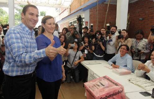 Mexiko, Martha Erika Alonso und Rafael Moreno Valle sterben bei Helikopter-Absturz June 5, 2016 - Mexico - PUEBLA, Pue. ElectionsElecciones-Puebla.- El mandatario local, Rafael Moreno Valle, y su esposa Martha Erika Alonso acuden a votar por gobernador, el domingo 5 de junio de 2016. Foto: Agencia EL UNIVERSALJMA. Mexico  - ZUMAu78_