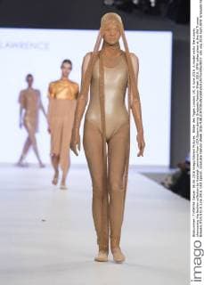 Bilder des Tages London, UK. 6 June 2016. A model walks the runway showcasing the fashion collection by Kayleigh Lawrence from UCA Epsom during Graduate Fashion Week 2016. GFW takes place at the Old Truman Brewery from 5 to 8 June 2016. UCA Epsom, Graduate Fashion Week 2016 
