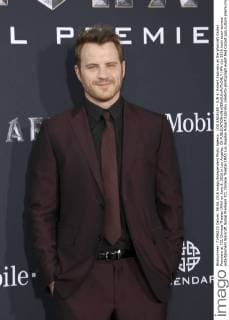 LOS ANGELES - JUN 6: Robert Kazinsky at the Warcraft Global Premiere at TCL Chinese Theater IMAX on June 6, 2016 in Los Angeles, CA  HPA
