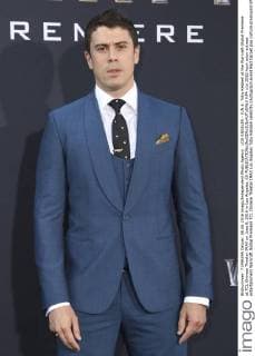 LOS ANGELES - JUN 6: Toby Kebbell at the Warcraft Global Premiere at TCL Chinese Theater IMAX on June 6, 2016 in Los Angeles, CA  HPA
