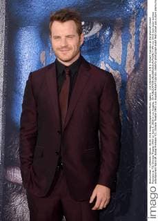 LOS ANGELES - JUN 6: Robert Kazinsky at the Warcraft Global Premiere at TCL Chinese Theater IMAX on June 6, 2016 in Los Angeles, CA  HPA