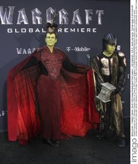 LOS ANGELES - JUN 6: Jamie Lee Curtis, Thomas Guest at the Warcraft Global Premiere at TCL Chinese Theater IMAX on June 6, 2016 in Los Angeles, CA  HPA