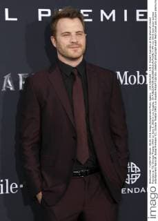 LOS ANGELES - JUN 6: Robert Kazinsky at the Warcraft Global Premiere at TCL Chinese Theater IMAX on June 6, 2016 in Los Angeles, CA  HPA