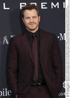 LOS ANGELES - JUN 6: Robert Kazinsky at the Warcraft Global Premiere at TCL Chinese Theater IMAX on June 6, 2016 in Los Angeles, CA  HPA