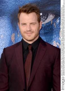 LOS ANGELES - JUN 6: Robert Kazinsky at the Warcraft Global Premiere at TCL Chinese Theater IMAX on June 6, 2016 in Los Angeles, CA  HPA