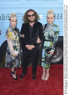 Jess Wolfe, Jim James und Holly Laessig bei der Premiere der Showtime TV-Serie Roadies im Theatre at Ace Hotel. Los Angeles, 06.06.2016 Foto:xD.xStarbuckx xFuturexImage
