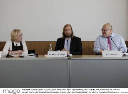 Berlin, Pressekonferenz: Riemann Verlag Peter Altmaier stellt das neue Buch von Dr. Anton Hofreiter Fleischfabrik Deutschland Foto: Moderation: Bascha Mika, Chefredakteurin der Frankfurter Rundschau , Dr. Anton Hofreiter, Peter Altmaier. Bundesminister für besondere Aufgaben (Chef des Bundeskanzleramtes)