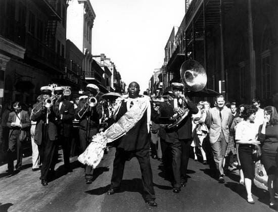 Jan. 1, 2011 - BLACK JAZZ MUSICIAN .BRASS BAND PARADE .FRENCH QUARTER STREET, NEW ORLEANS. - ZUMAg49_