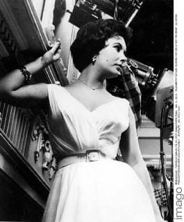 Jan. 1, 2011 - ELIZABETH TAYLOR FILMING CAT ON A HOT TIN ROOF .11 19 59. - ZUMAg49_