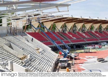 Erfurt, 070616 , in der Arena hat der Aufbau für das Konzert von Herbert Grönemeyer begonnen im Bild: Arbeiter arbeiten an der Überdachung der Südtribüne