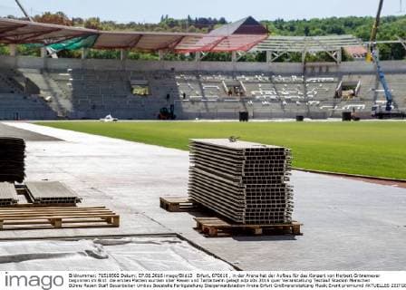 Erfurt, 070616 , in der Arena hat der Aufbau für das Konzert von Herbert Grönemeyer begonnen im Bild: die ersten Platten wurden über Rasen und Tartanbahn gelegt
