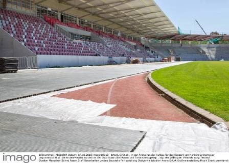 Erfurt, 070616 , in der Arena hat der Aufbau für das Konzert von Herbert Grönemeyer begonnen im Bild: die ersten Platten wurden an der Osttribüne über Rasen und Tartanbahn gelegt ,