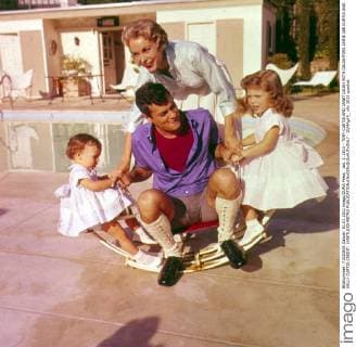Jan. 1, 2011 - TONY CURTIS AND JANET LEIGH WITH DAUGHTERS JAMIE LEE CURTIS AND KELLY CURTIS.CREDIT: JANETLEIGHRETRO - ZUMAg49_