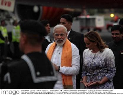 India s Prime Minister Narendra Modi (C) talks to Mexcian Chancellor Claudia Ruiz Massieu (R) as he arrives at the International Airport Benito Juarez in Mexico City, Mexico, 8 June 2016. EFE Sashenka Gutierrez INDIA S PRIME MINISTER NARENDRA MODI VISITS MEXICO !ACHTUNG: NUR REDAKTIONELLE NUTZUNG!  MEX001 20160609-636010337967029472