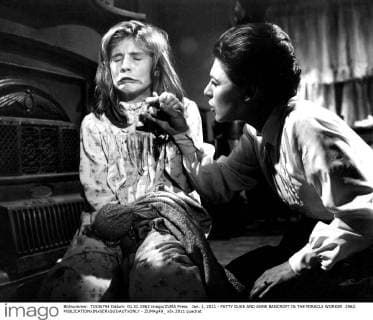 OSCARS: Beste Nebendarstellerin, Preisträgerinnen 1961-1970 Jan. 1, 2011 - PATTY DUKE AND ANNE BANCROFT IN THE MIRACLE WORKER .1962. - ZUMAg49_