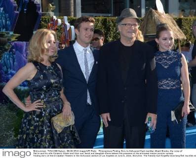 Filmpremiere Finding Dory in Hollywood Cast member Albert Brooks, the voice of Marlin and his wife Kimberly Shlain and their son Jacob and daughter Claire attend the premiere of the animated motion picture comedy Finding Dory at the El Capitan Theatre in the Hollywood section of Los Angeles on June 8, 2016. Storyline: The friendly-but-forgetful blue tang fish reunites with her loved ones, and everyone learns a few things about the real meaning of family along the way.  LAP2016060828 JIMxRUYMEN