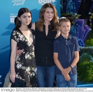Filmpremiere Finding Dory in Hollywood Actress Jane Leeves (C) and her daughter Isabella and son Finn attend the premiere of the animated motion picture comedy Finding Dory at the El Capitan Theatre in the Hollywood section of Los Angeles on June 8, 2016. Storyline: The friendly-but-forgetful blue tang fish reunites with her loved ones, and everyone learns a few things about the real meaning of family along the way.  LAP2016060835 JIMxRUYMEN