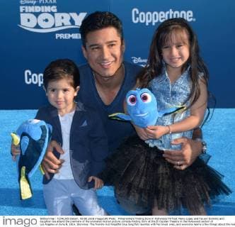 Filmpremiere Finding Dory in Hollywood TV host Mario Lopez and his son Dominic and daughter Gia attend the premiere of the animated motion picture comedy Finding Dory at the El Capitan Theatre in the Hollywood section of Los Angeles on June 8, 2016. Storyline: The friendly-but-forgetful blue tang fish reunites with her loved ones, and everyone learns a few things about the real meaning of family along the way.  LAP2016060836 JIMxRUYMEN
