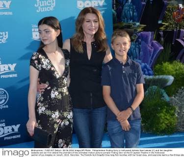 Filmpremiere Finding Dory in Hollywood Actress Jane Leeves (C) and her daughter Isabella and son Finn attend the premiere of the animated motion picture comedy Finding Dory at the El Capitan Theatre in the Hollywood section of Los Angeles on June 8, 2016. Storyline: The friendly-but-forgetful blue tang fish reunites with her loved ones, and everyone learns a few things about the real meaning of family along the way.  LAP2016060837 JIMxRUYMEN