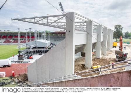 Erfurt , 090616 , Stadion Erfurt , Steigerwaldstadion , Arena , Multifunktionsarena , Baufortschritt , Aufbau der Bühne für das Konzert von Herbert Grönemeyer im Bild: