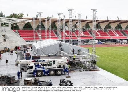 Erfurt , 090616 , Stadion Erfurt , Steigerwaldstadion , Arena , Multifunktionsarena , Baufortschritt , im Bild: Aufbau der Bühne für das Konzert von Herbert Grönemeyer