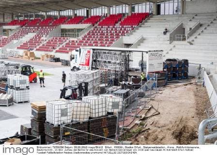 Erfurt , 090616 , Stadion Erfurt , Steigerwaldstadion , Arena , Multifunktionsarena , Baufortschritt , im Bild: Aufbau der Bühne für das Konzert von Herbert Grönemeyer