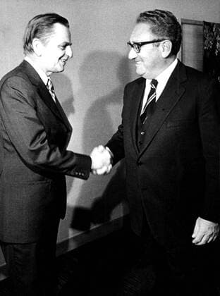 Jan. 1, 2011 - OLOF PALME AND HENRY KISSINGER IN THE BUILDING OF GOVERNMENT OFFICES IN STOCKHOLM. 10083. - ZUMAg49_