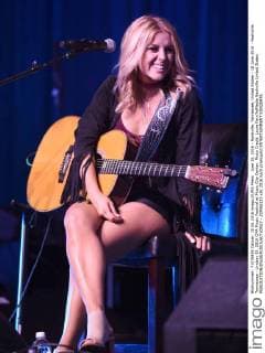 June 10, 2016 - Nashville, Tennessee, United States - 10 June 2016 - Nashville, Tennessee - Lindsay Ell. 2016 CMA Music Festival at Music City Center. Photo Credit: Laura Farr AdMedia Nashville United States - ZUMAa123