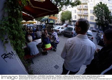 Fußballfans verfolgen das Eröffnungsspiel Frankreich gegen Rumänien anlässlich der Fußball-Europameisterschaft 2016 im Freisitz einer Bar Duncker Strasse in Berlin-Prenzlauer Berrg Public Viewing zur Fußball EM 2016 in Berlins Kneipen