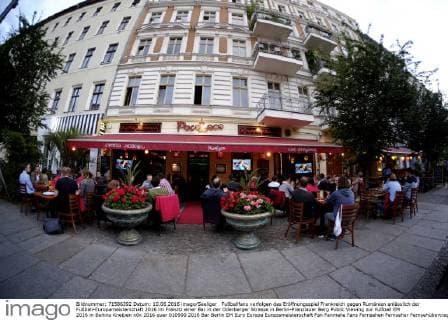 Fußballfans verfolgen das Eröffnungsspiel Frankreich gegen Rumänien anlässlich der Fußball-Europameisterschaft 2016 im Freisitz einer Bar in der Oderberger Strasse in Berlin-Prenzlauer Berg Public Viewing zur Fußball EM 2016 in Berlins Kneipen
