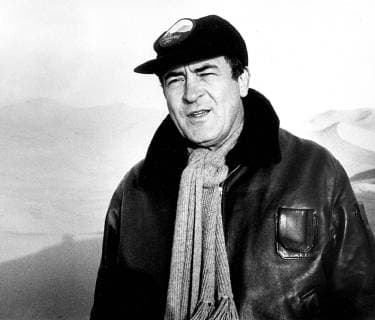 BERNARDO BERTOLUCCI ON LOCATION FOR THE SHELTERING SKY AN INTIMATE , SENSUAL FILM ABOUT THE RELATIONSHHIP OF THREE WANDERING AMERICANS, WHOSE STORY IS TOLD AGAINST THE STRIKING DESERT BACKDROP OF NORTH AFRICA IN 1947.SUPPLIED BY:AD - ZUMAg49_